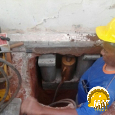 Estaca de reação tipo mega de concreto em execução - MAF Fundações